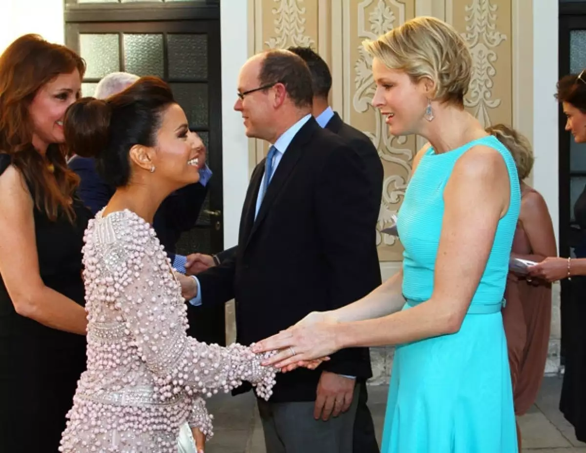 La actriz estadounidense acudió a la entrega de premios del Festival de Televisión de Monte Carlo, en donde conoció a los príncipes Alberto y Charlene.