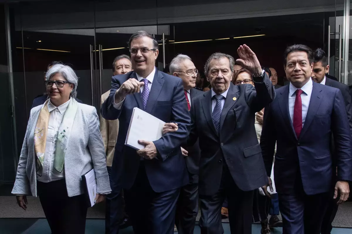 Ebrard y senadores