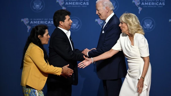 El presidente de EE. UU., Joe Biden (centro) y la primera dama, Jill Biden (der.), saludan al presidente de Perú, Pedro Castillo (segunda a la izquierda), y a la primera dama de Perú, Lilia Paredes, cuando llegan a la 9.ª Cumbre de las Américas en el Centro de Convenciones de Los Ángeles en Los Ángeles, California.