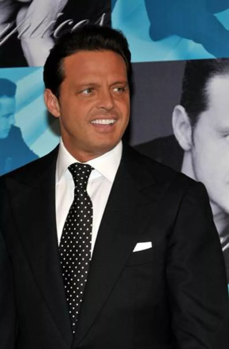 El cantante pidió botellas con agua de las islas Fiji, famosas por ser de las más puras del mundo ya que cuenta con propiedades benéficas para la piel y el pelo.