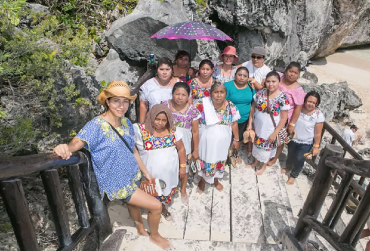 Grupo de mujeres mayas y las delegadas de Vena Cava.
