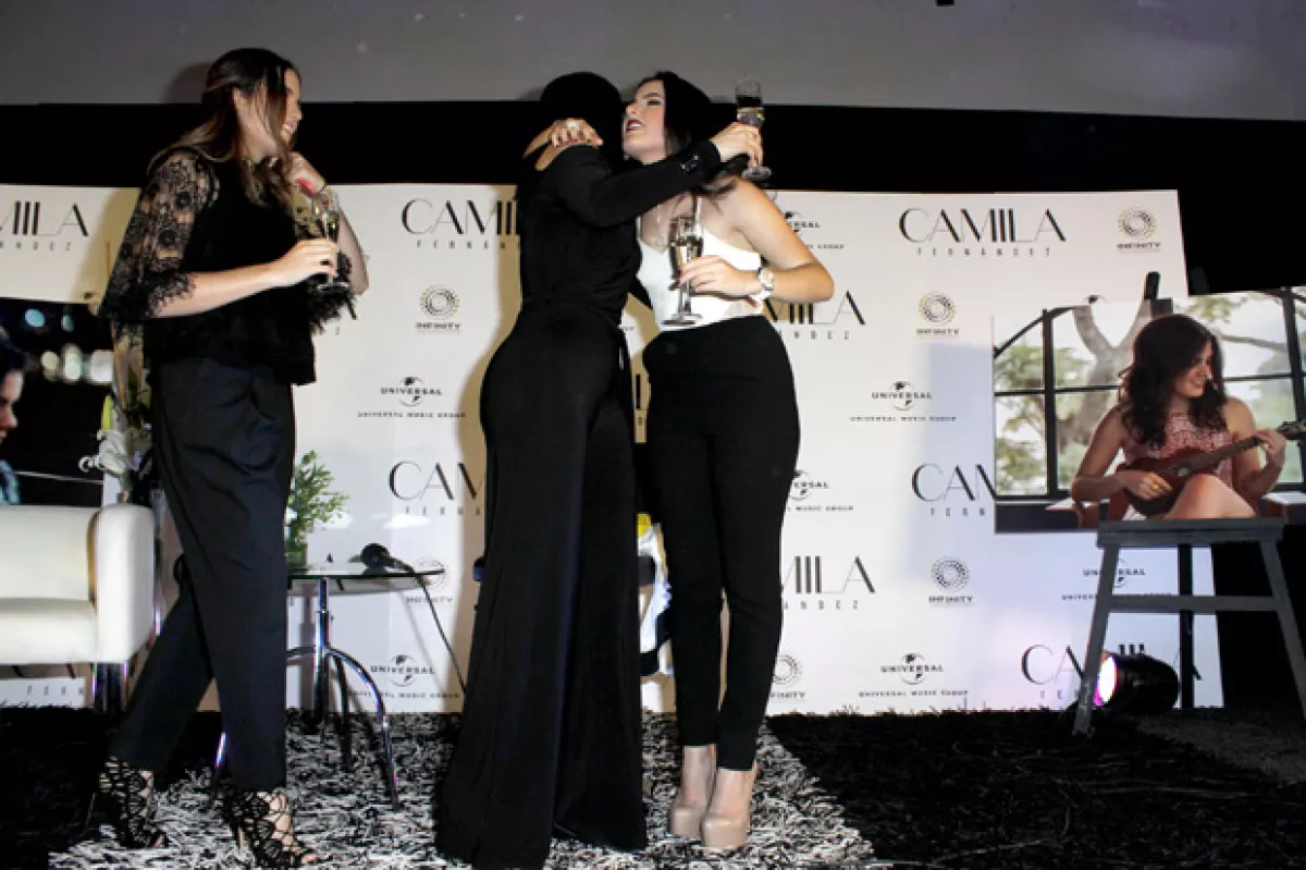 Camila fue felicitada por su mamá y su hermana gemela.