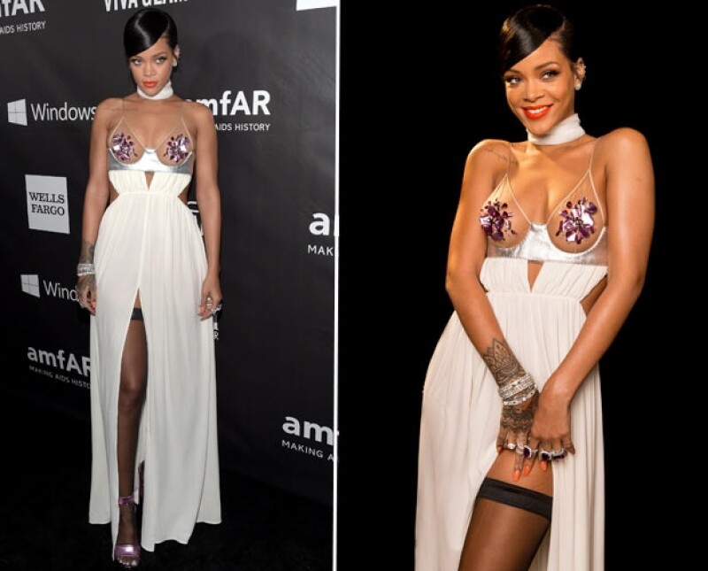 Rihanna dejó muy poco a la imaginación con un vestido saturado de elementos sexys: escote, transparencias, detalles cut out y abertura en la pierna.