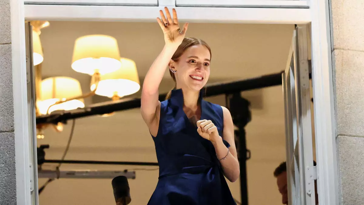 Ana Corina Sosa Machado, hija de la líder de la oposición venezolana María Corina Machado, saluda desde un balcón del Grand Hotel durante una procesión a la luz de la antorcha para honrar a su madre, que recibió el Premio Nobel de la Paz, en Oslo, Noruega, el 10 de diciembre de 2025.