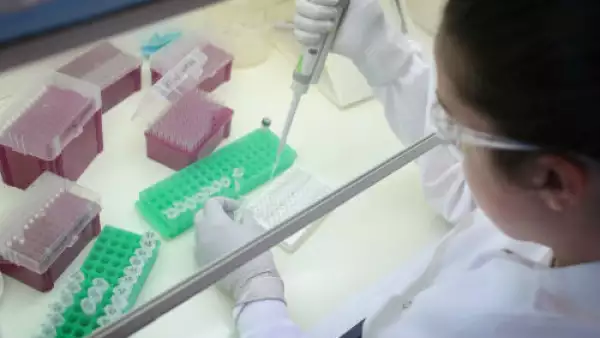 investigadora laboratorio