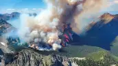 El humo se eleva del incendio forestal de Texas Creek (K71415) al sur de Lillooet, Columbia Británica, Canadá, 9 de julio de 2023.