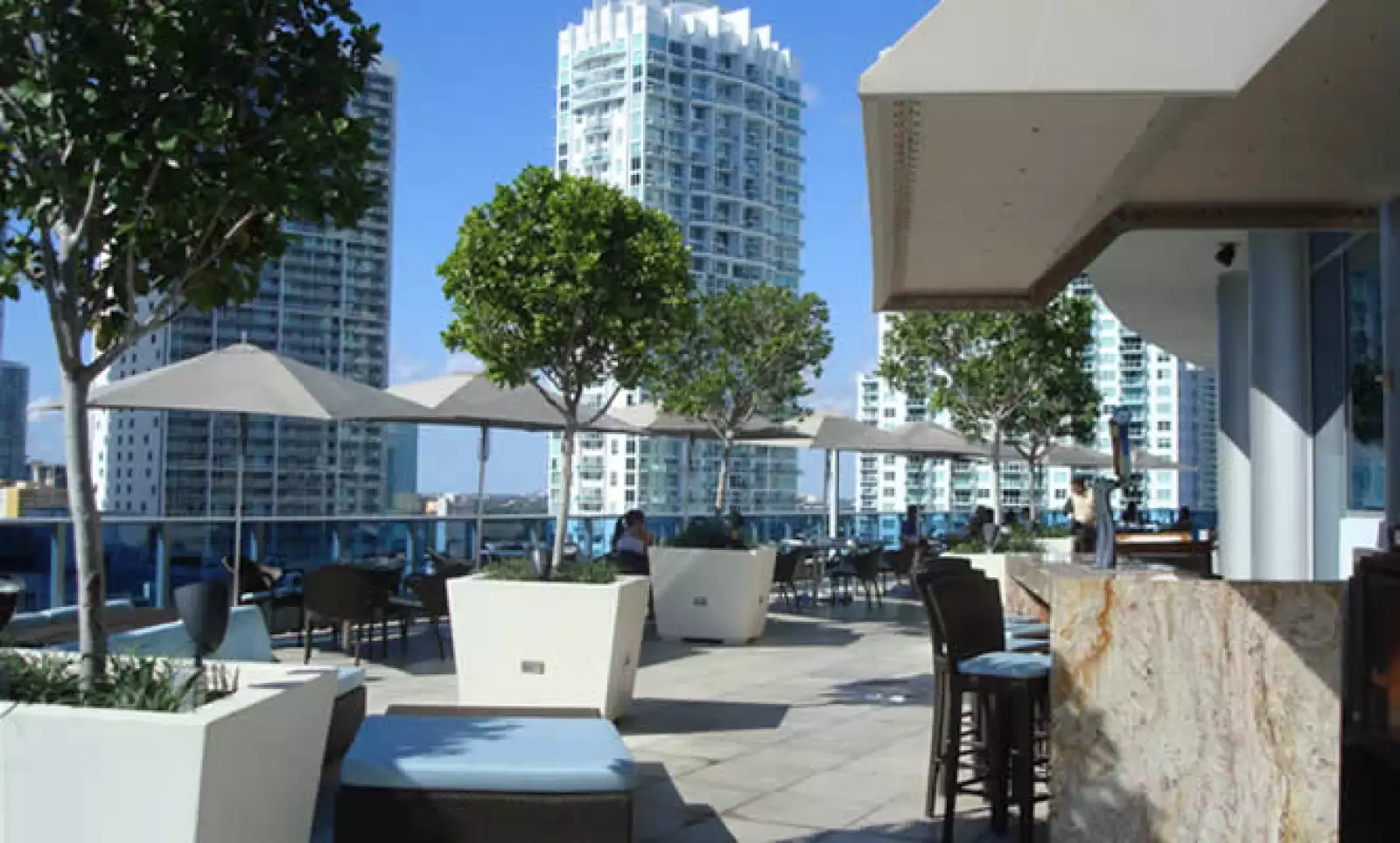 La terraza del restaurante se ubica en el piso 16 y se comunica con las albercas. La ventaja es la hermosa vista que acompañará los alimentos y descansos.