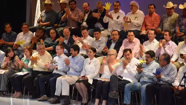 Entre los personajes que han dado su espaldarazo al panista están Gerardo Fernández Noroña, Guadalupe Acosta Naranjo y Manuel Espino.
