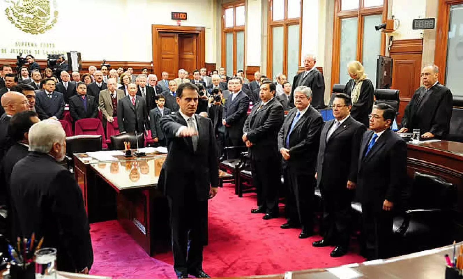 La SCJN determinó que el titular de la SCT pierde la facultad de otorgar, refrendar, modificar o revocar concesiones de radio y TV frente a la Cofetel. Aquí los ministros toman protesta al ex procurador Daniel Cabeza de Vaca como nuevo consejero de la Jud