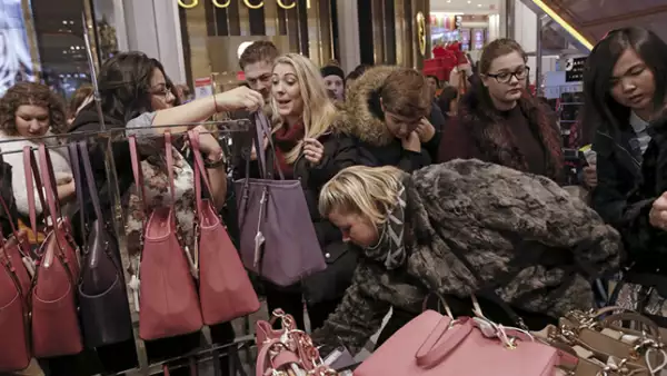 Las mujeres se amontonaron para adquirir bolsas de diseñador, uno de los departamentos más solicitados.