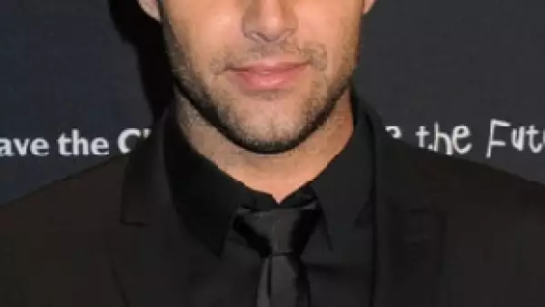 Otros presentadores anunciados son los ganadores del Grammy Ringo Starr, Norah Jones y LL Cool J, al igual que Bon Jovi, Green Day, Maxwell, Pink, Lady Antebellum y el actor Jeff Bridges.