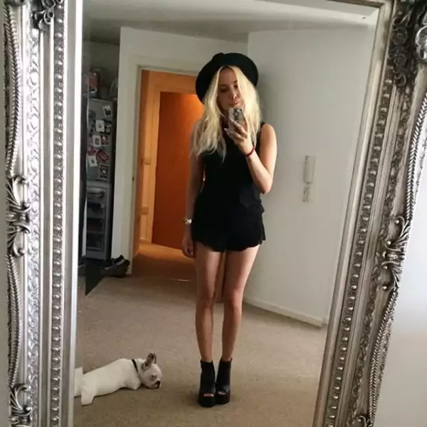La bloggera inglesa Penelope Armstron de Fasion Fade, con Earl, su bulldog francés.