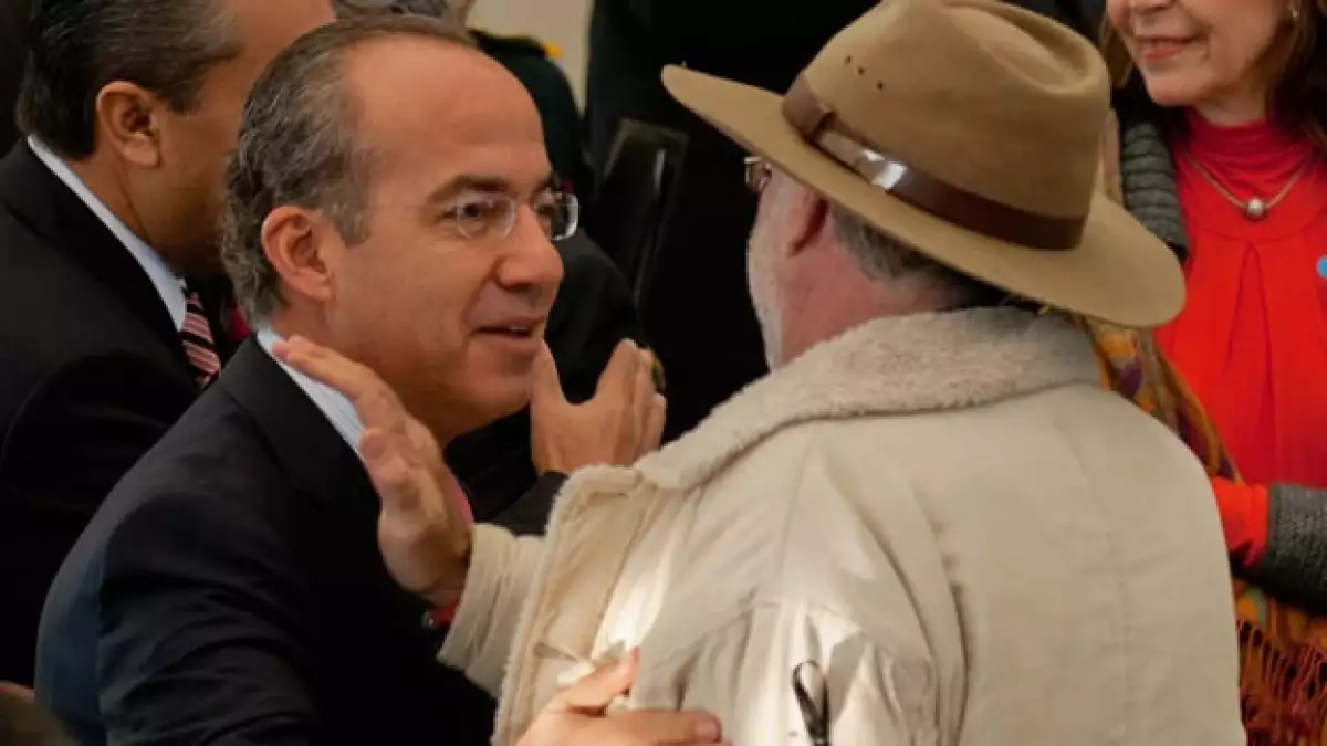 Javier Sicilia saluda a Felipe Calderón