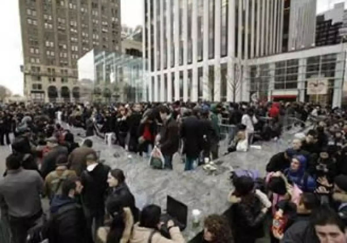 Cada mañana, una multitud de compradores se reúne afuera de las tiendas Apple, a más de dos semanas del lanzamiento. (Foto: Fortune)