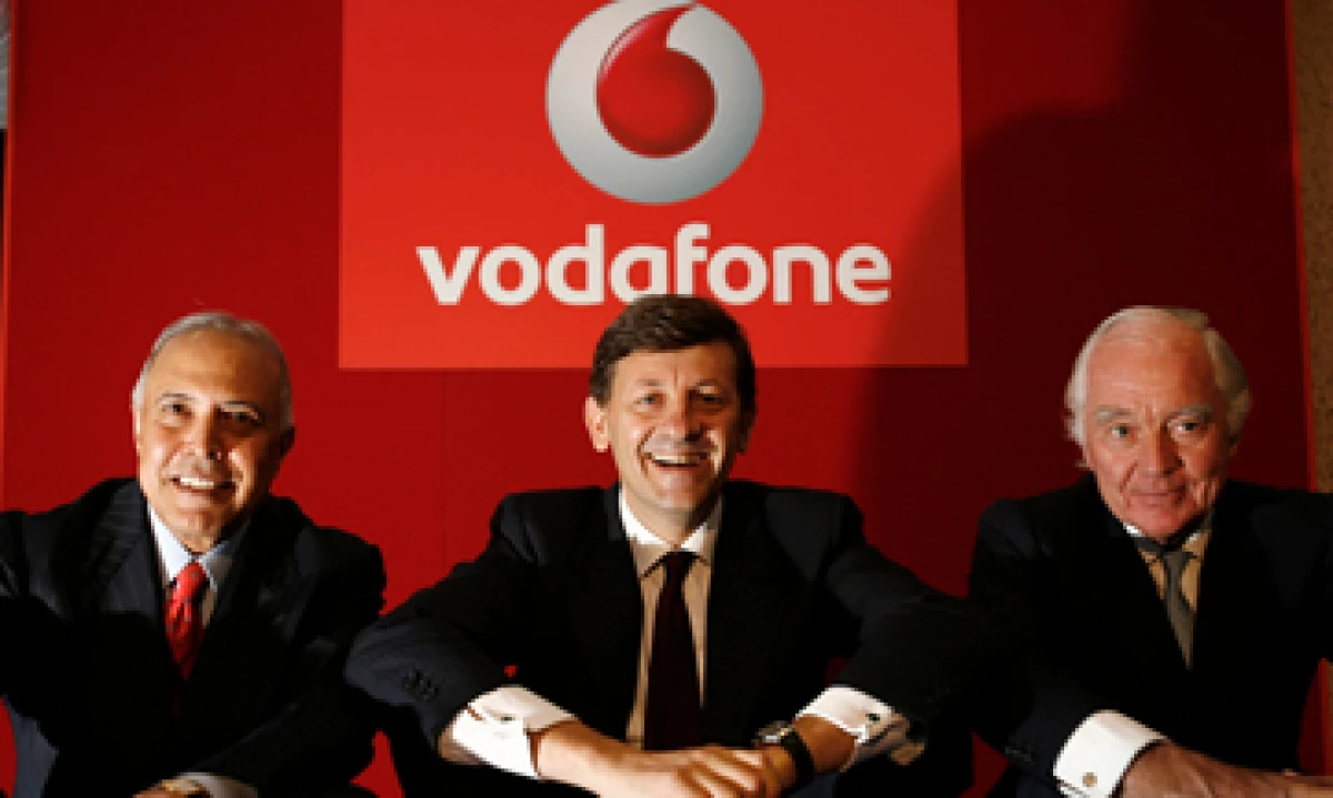 El CEO de la firma, Vittorio Colao (c), tiene previsto entregar el 71% de las ganancias netas de la venta. (Foto: Reuters)