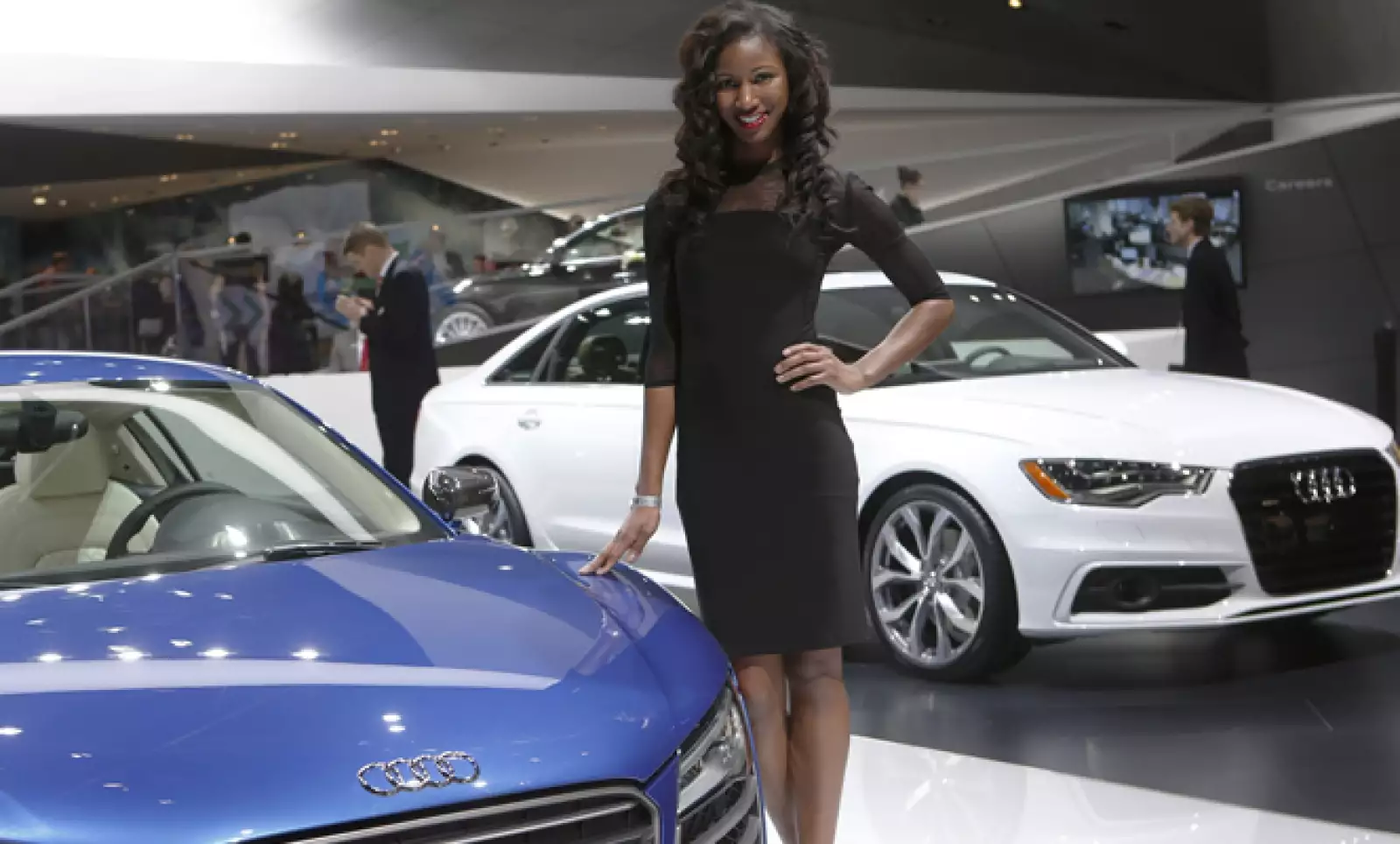 La modelo Vonnita Jones posa junto al vehículo, que según la empresa es más deportivo y más potente.