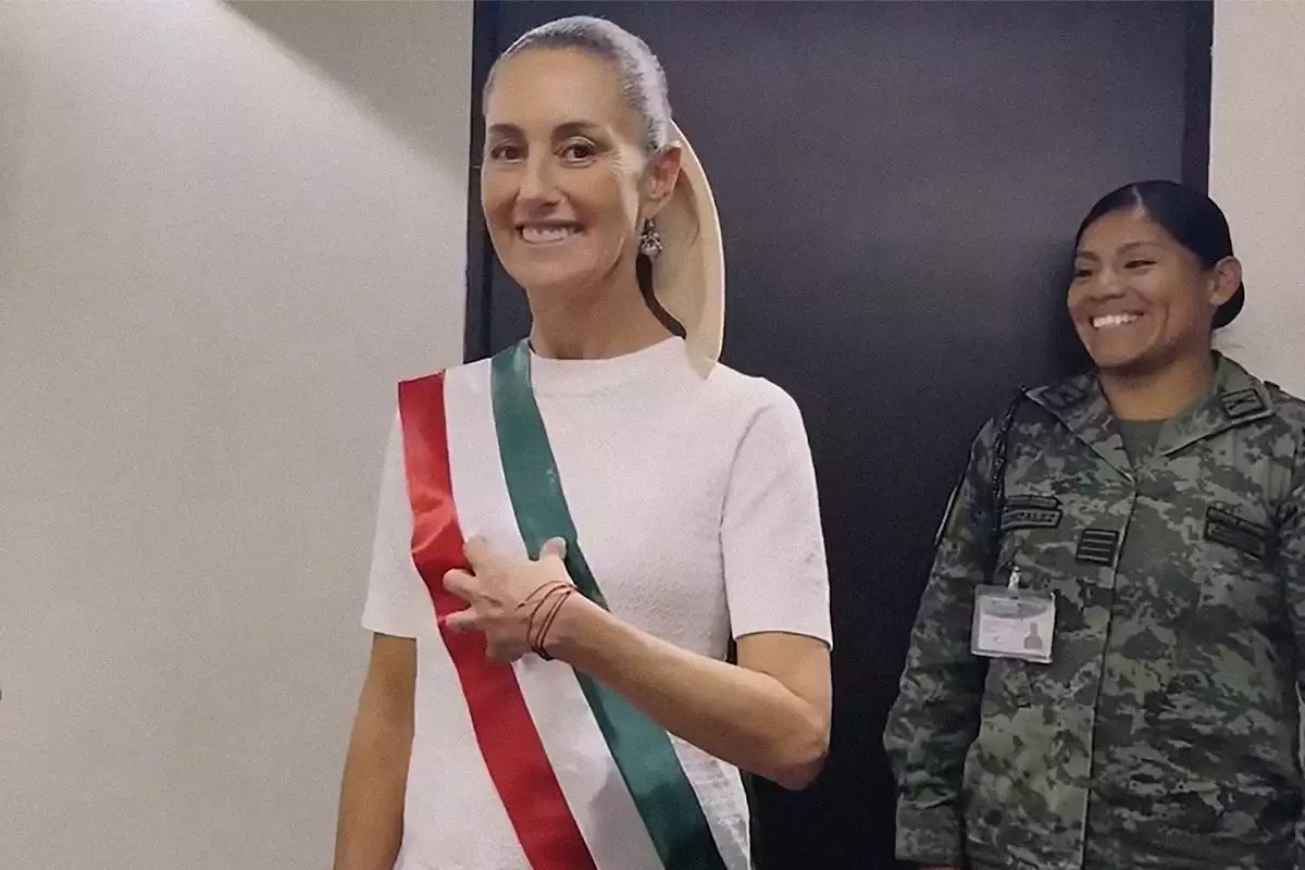 Claudia Sheinbaum en la toma de medidas para confeccionar su banda presidencial