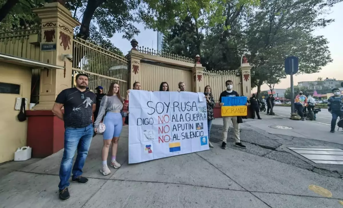 Los manifestantes piden que se detenga la invasión rusa. 