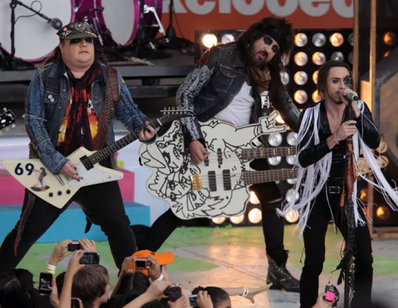 La cantante mexicana y la serie de televisión fueron los más galardonados en la premiación del canal juvenil Nickelodeon.