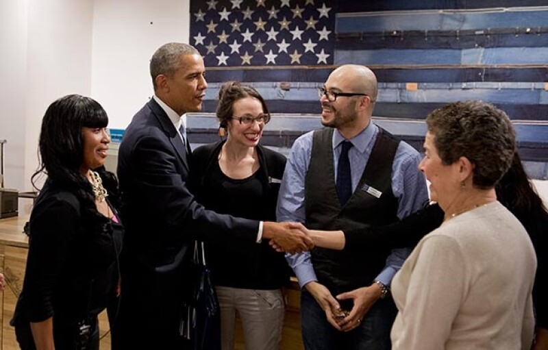 Obama charló con los empleados y se fotografió con ellos.