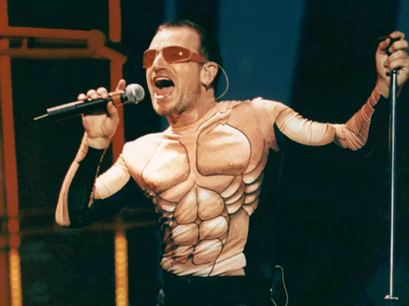 Según Bono, sus ojos son muy sensibles a la luz y cuando lo fotografían y no se pone lentes, se queda con el destello del flash por mucho tiempo. Aquí en 1997.