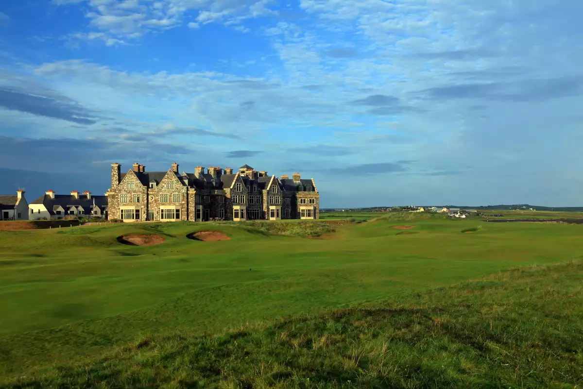 Lo único que une al magnate con este país es su campo de golf... y su enemistad con Rosie O'Donnell.