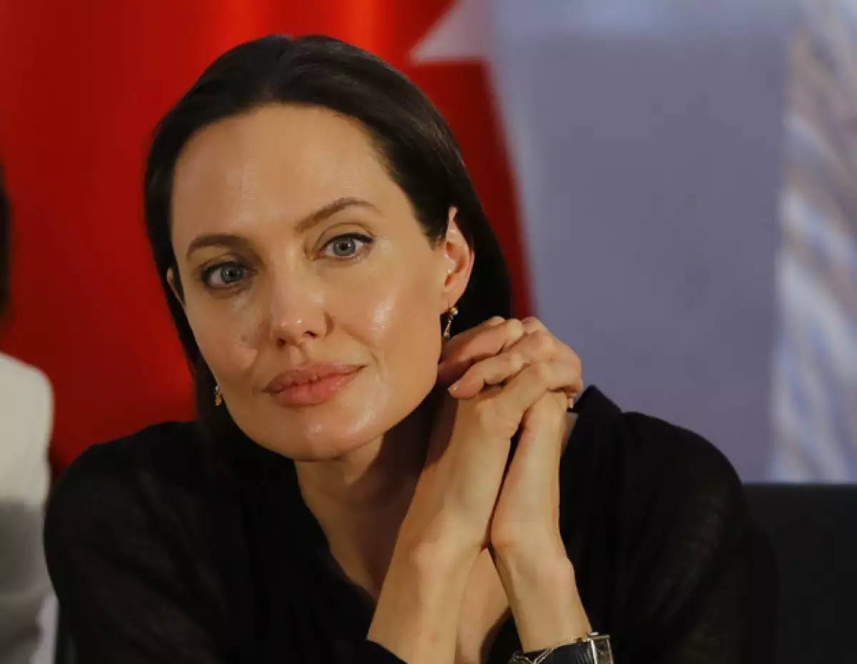 La esposa de Brad Pitt estará a la cabeza de la adaptación fílmica de la autobiografía de una activista de Camboya, de donde es su hijo Maddox, por lo que el proyecto la tiene muy emocionada.