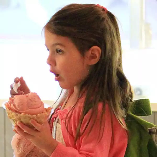 Suri, la pequeña hija de Tom Cruise y Katie Holmes, no oculta su gran afición a los helados.