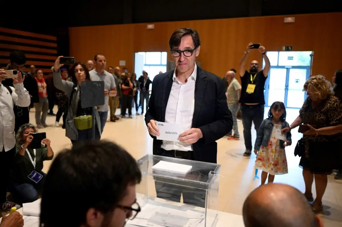 Partido Socialista de Cataluña: el candidato del PSC, Salvador Illa, se prepara para emitir su voto durante las elecciones regionales de Cataluña en La Roca del Valles el 12 de mayo de 2024. Los socialistas del primer ministro español esperan demostrar que Cataluña se ha alejado de su fijación de independencia al ganar el voto regional.