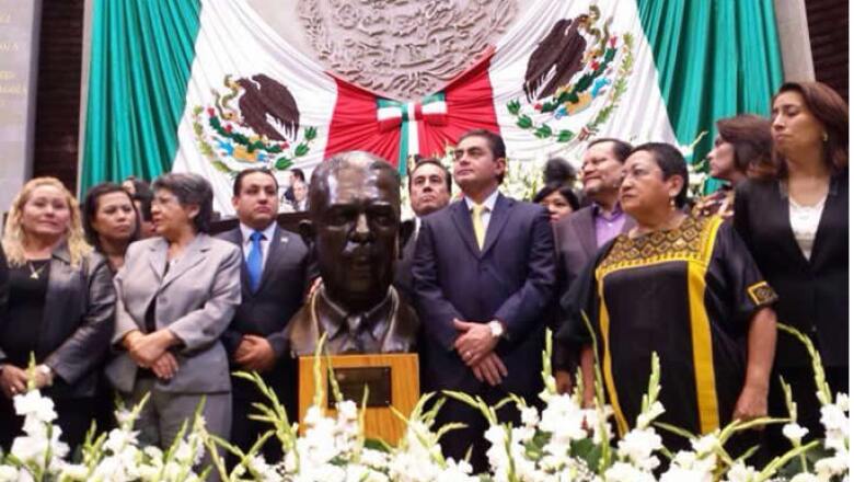Los legisladores entonaron el himno nacional y recordaron la memoria de Lázaro Cárdenas.