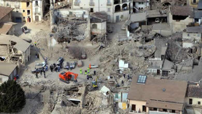 El sismo ocurrió poco después de las 3:30 hora local (01:30 GMT) del lunes, y destruyó casas, viejas iglesias y otros edificios en 26 ciudades y aldeas.