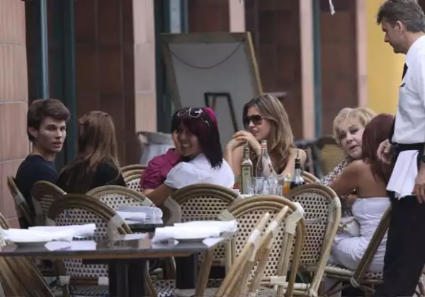 De derecha a Izquierda, Silvia Pinal, Michelle Salas, Alejandra Guzmán; atrás: Stephanie Salas y Frida Sofía con un amigo.