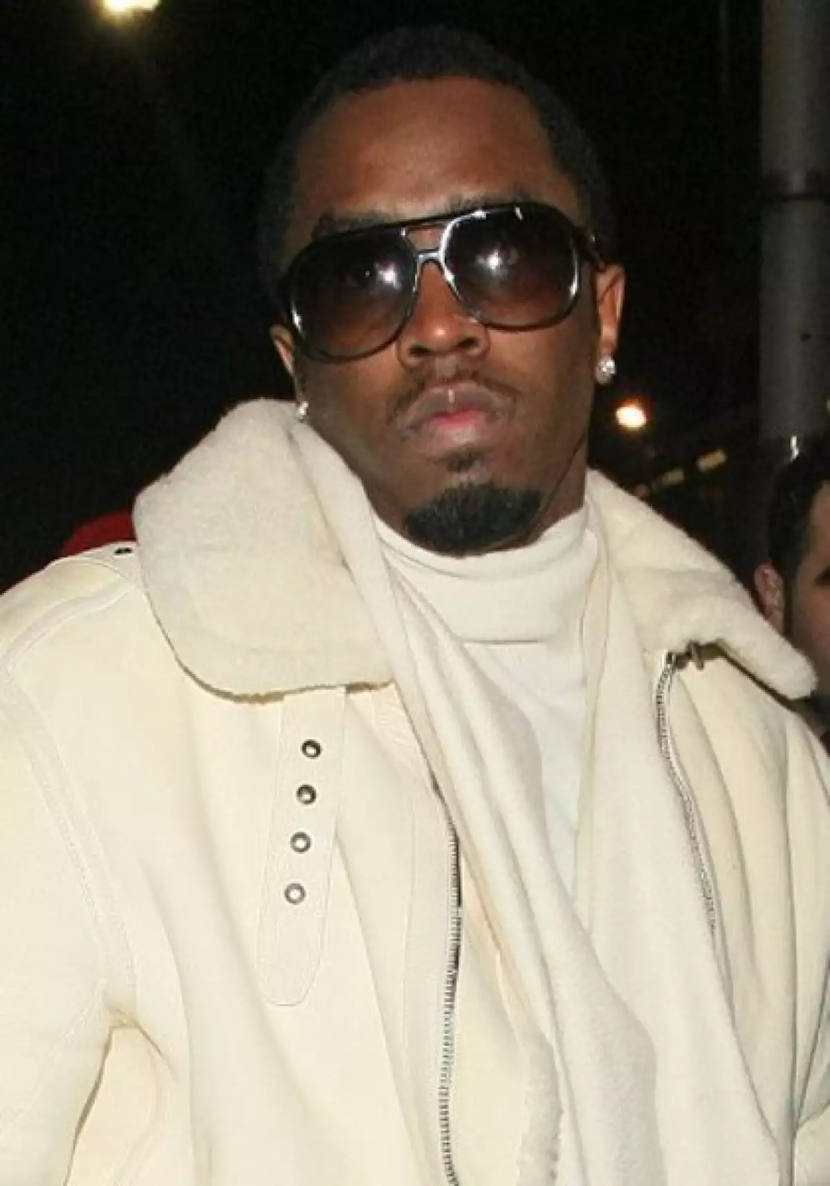 P. Diddy se vio envuelto en una balacera dentro de una discoteca de Nueva York, en la que se encontraba acompañado de su, en ese entones media naranja JLo. En el interior de su auto se halló una pistola.