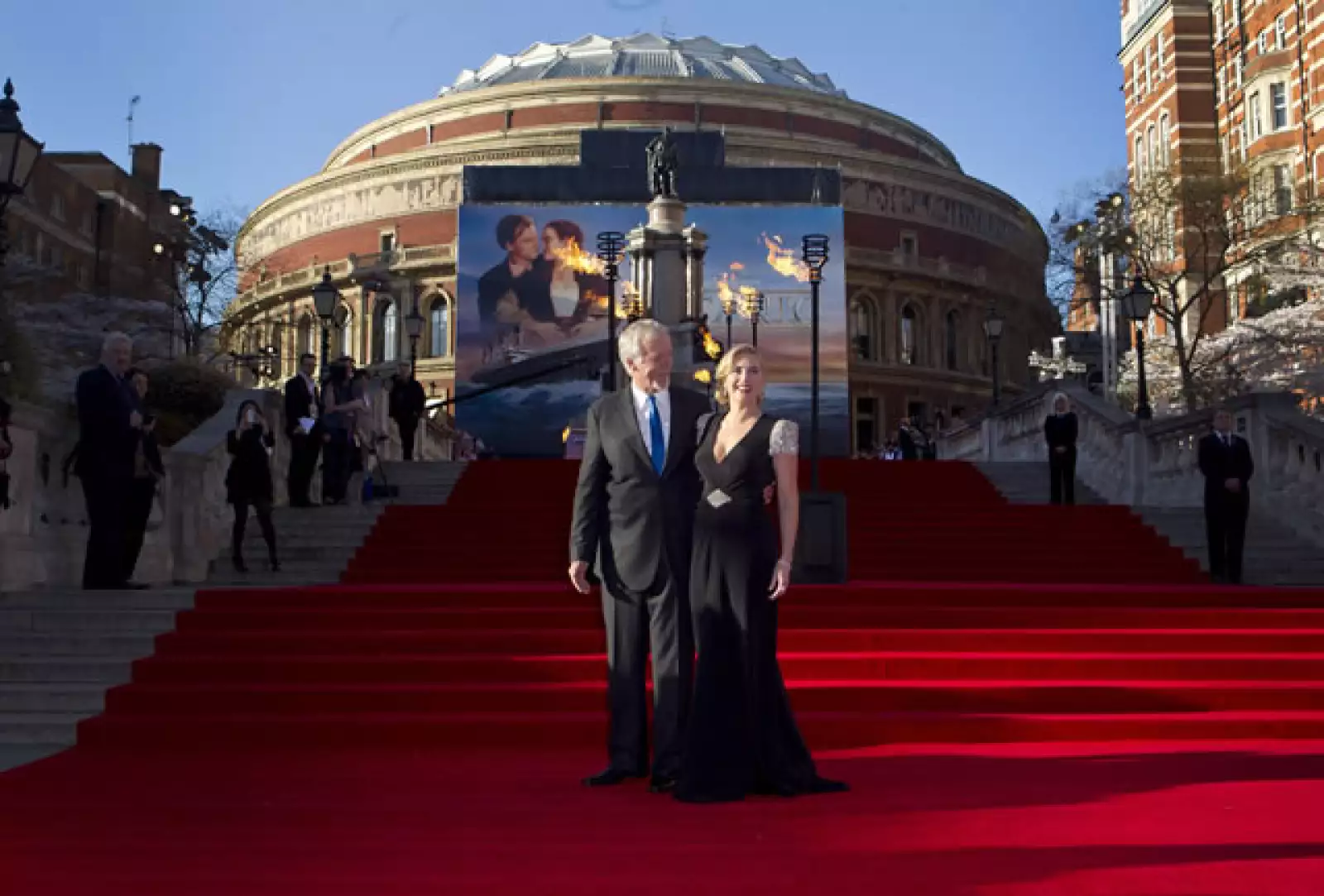 James Cameron y Kate Winslet posaron juntos frente al hall.