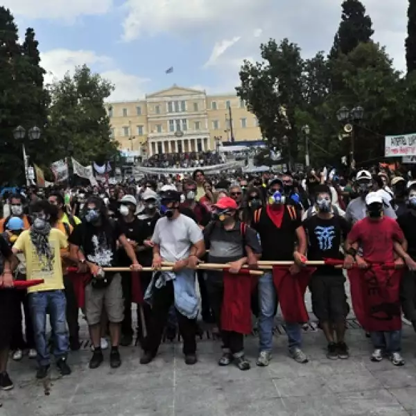 manifestantes forman una cadena humana