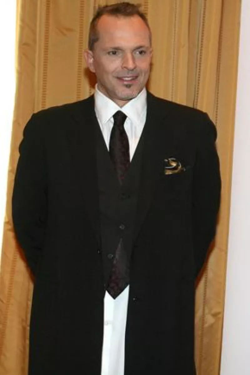 Alejandro Fernández, Paulina Rubio, Bimba Bosé, Ximena Sariñana, Benny Ibarra y Sasha Sokol acompañarán al cantante español en el fin de su gira en el Foro Sol.