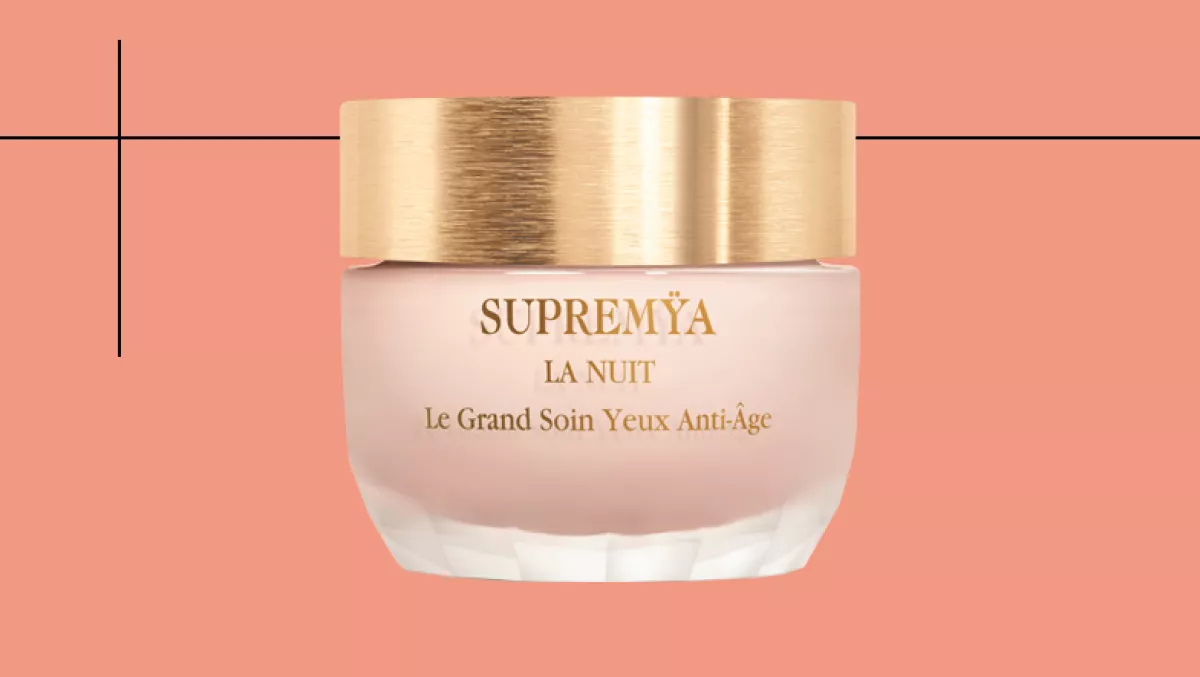 Foto de perfumes y productos de cuidado de la piel para hombres.