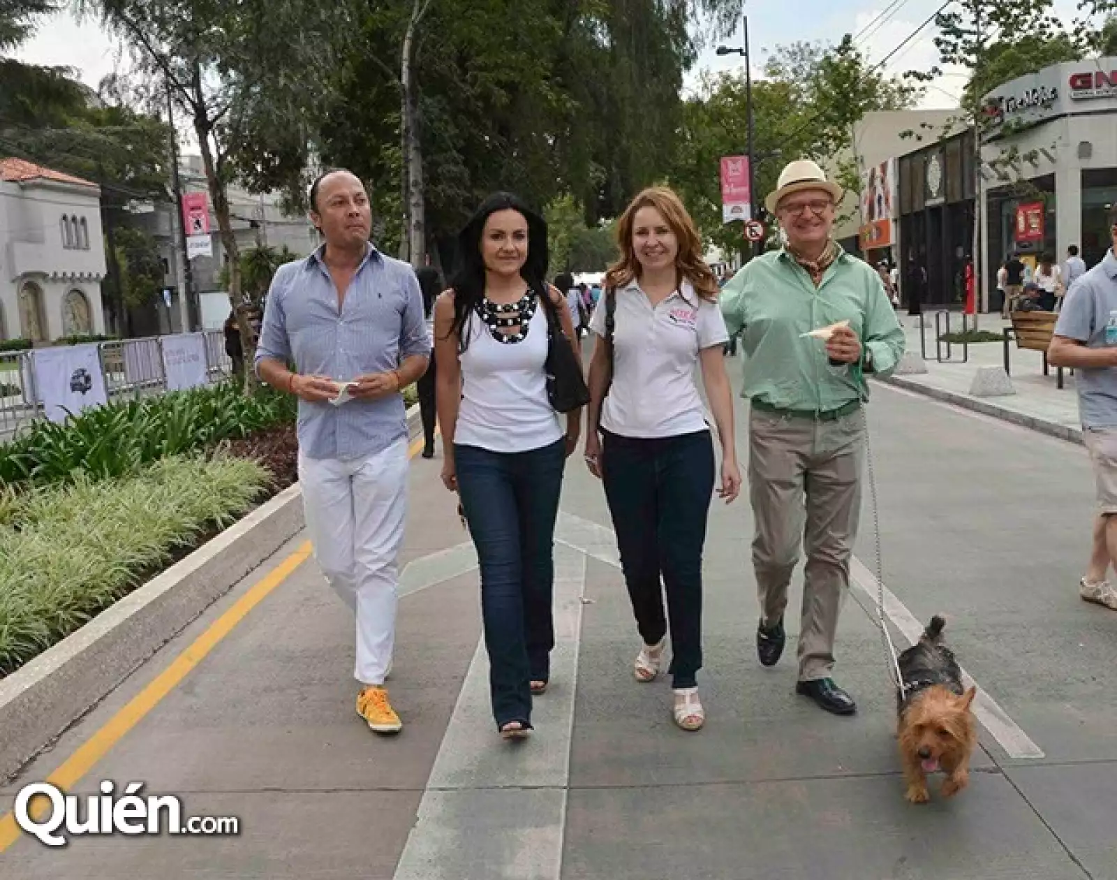 Gonzalo Cortes,Brenda y Connie Estefan con José Luis Espinosa