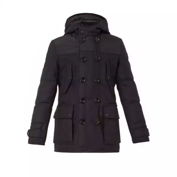 Moncler, firma reconocida por su tecnología en abrigos y chamarras, ofrece una pieza funcional con múltiples bolsillos.