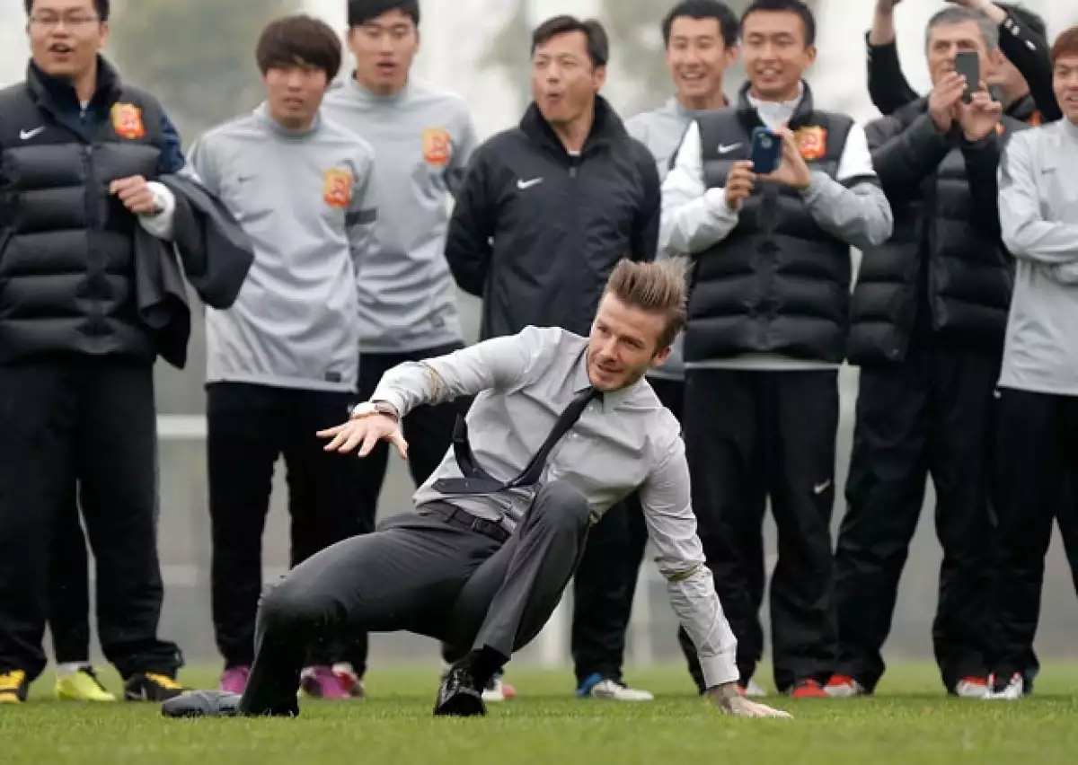 El jugador que funge como embajador de futbol en China se cayó cuando trataba de mostrar a un equipo de fuerzas básicas cómo lograr el tiro libre perfecto.