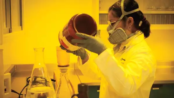 En ciertas áreas de desarrollo, es necesario utilizar focos especiales, debido a que los quimicos son fotosensibles.