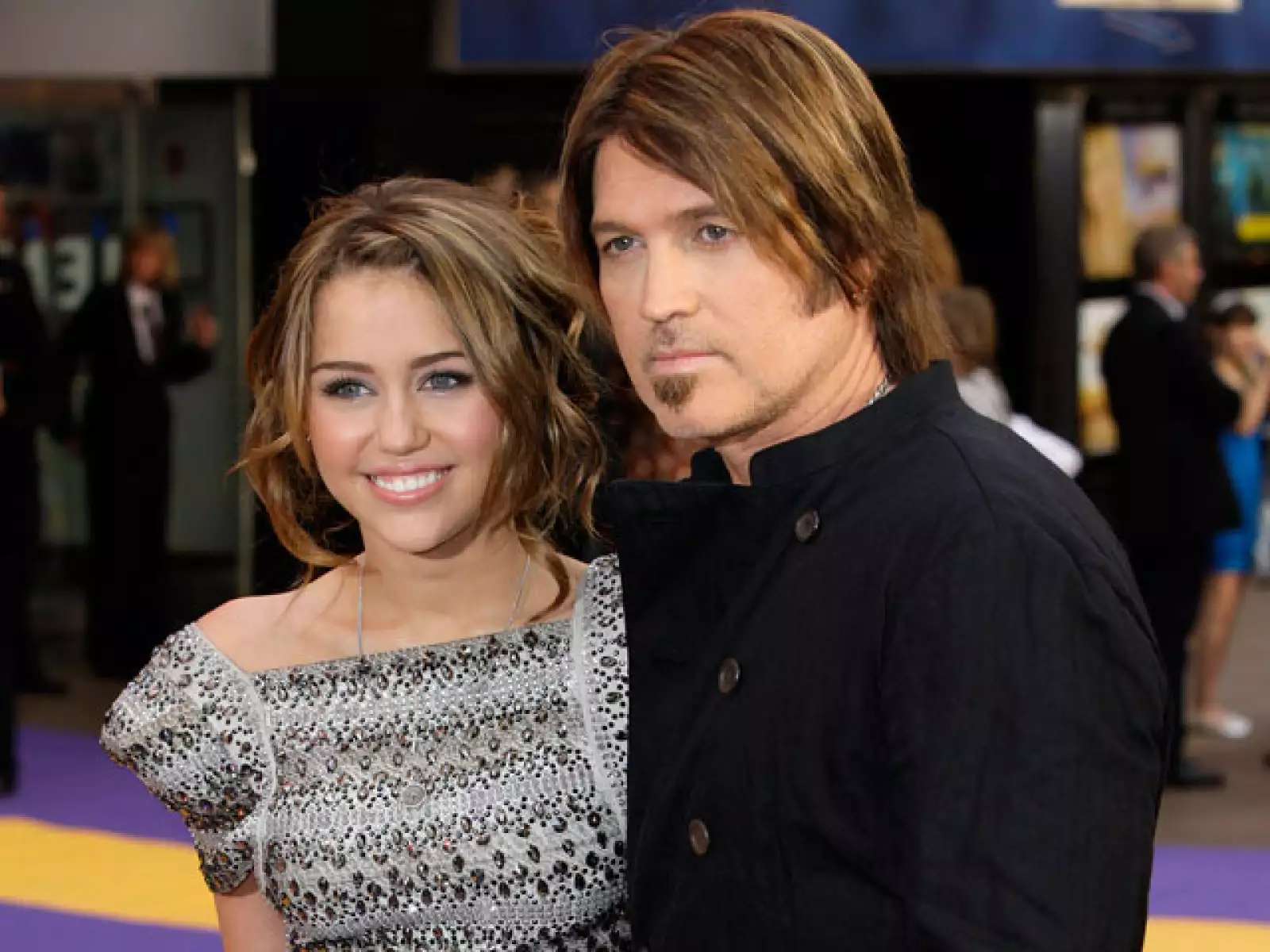BILLY CYRUS  Y MILEY CYRUS. Además de ser un exitoso cantante de country, también es actor y fue por esto que introdujo a su pequeña hija en el mundo del espectáculo, actuar juntos en `Hannah Montana´ desde 2006 y hoy indiscutiblemente ella gana mucho más que su papá.
