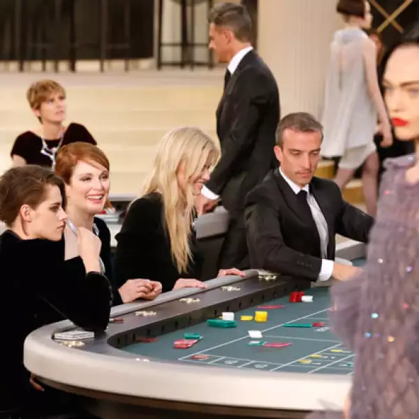 Kristen Stewart, Julianne Moore y Alice Dellal `apuestan´ en el casino Chanel.
