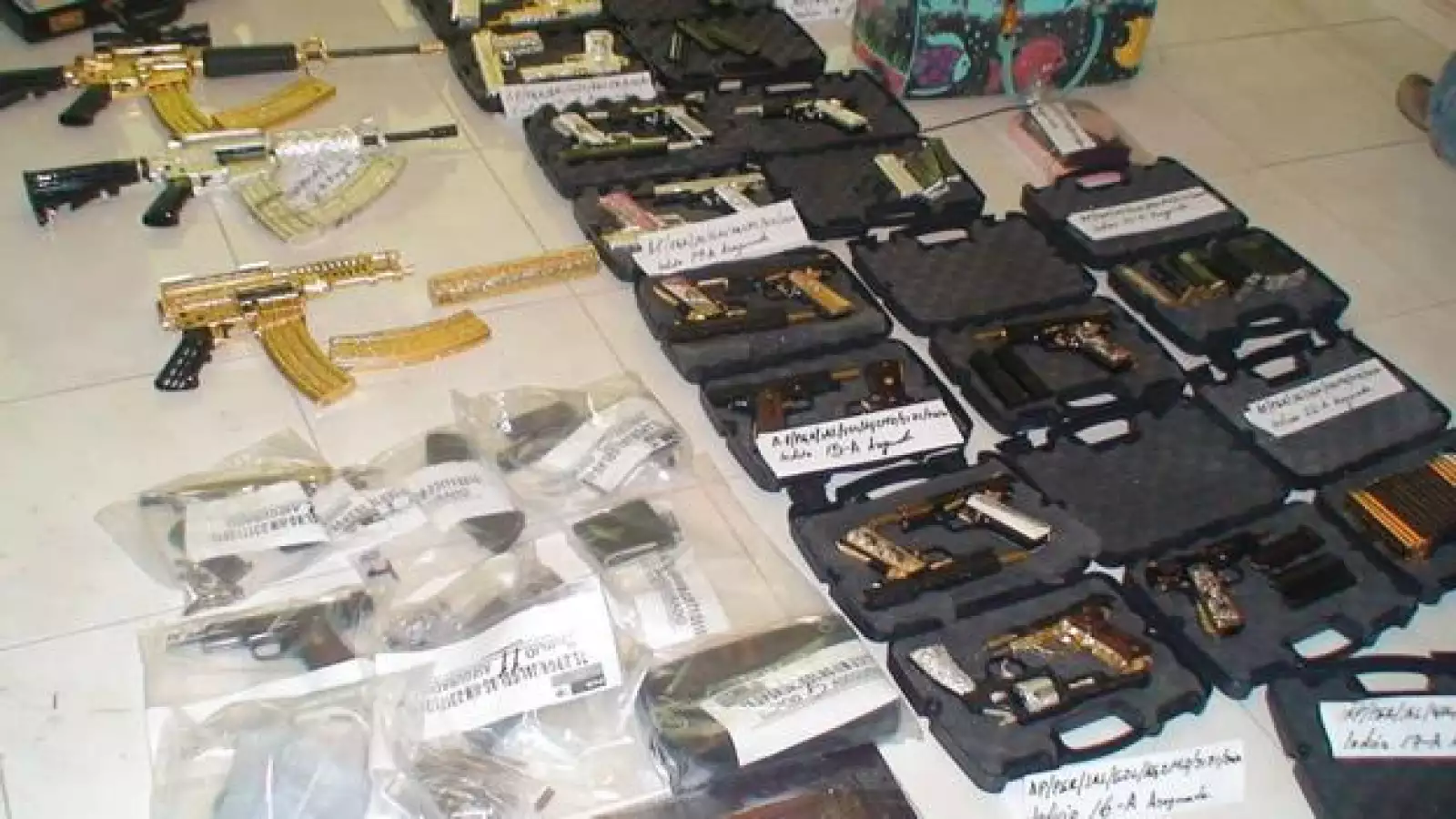 Seis armas cortas y seis largas estaban chapeadas en oro y plata y con incrustaciones de piedras que parecen rubÃ­es, esmeraldas y diamantes