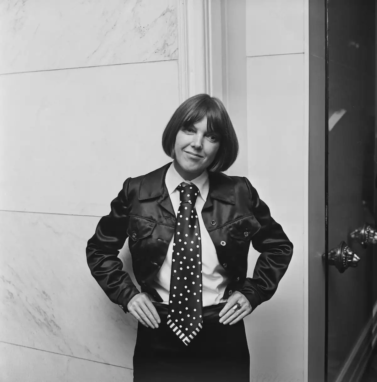 Mary Quant con corbata polka dot y una chamarra de piel