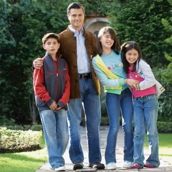 En los casi 14 años de matrimonio con Mónica Pretelini (q.e.p.d) y Peña Nieto, tuvieron a Alejandro, de 11 años, Paulina, de 13, y Nicole, de ocho.