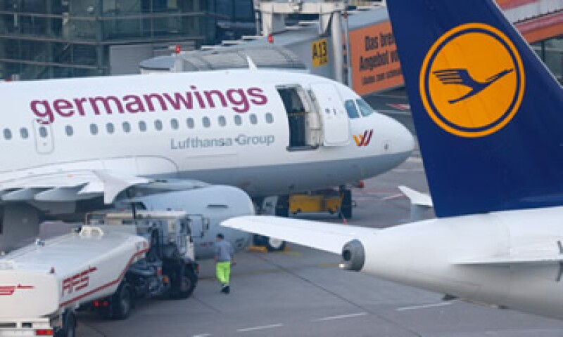 La acción de Lufthansa, propietaria de la aerolínea Germanwings, cae 1.78%. (Foto: Reuters )