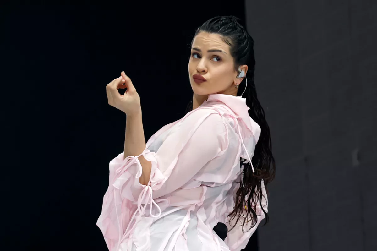 Rosalía Vila Tobella, nombre real de la cantante, compositora y productora, publicó su primer álbum en 2017 titulado “Los Ángeles”, que le valió una nominación a mejor artista nueva en los Latin Grammy de ese año.