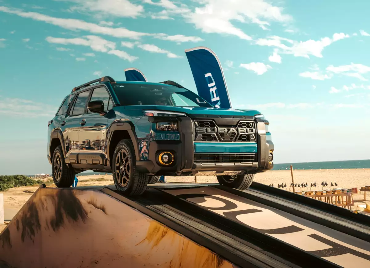Imagen de la nueva Subaru Outback 2026 sobre una plataforma instalada en la playa de Los Cabos para demostrar las capacidades de la SUV. 