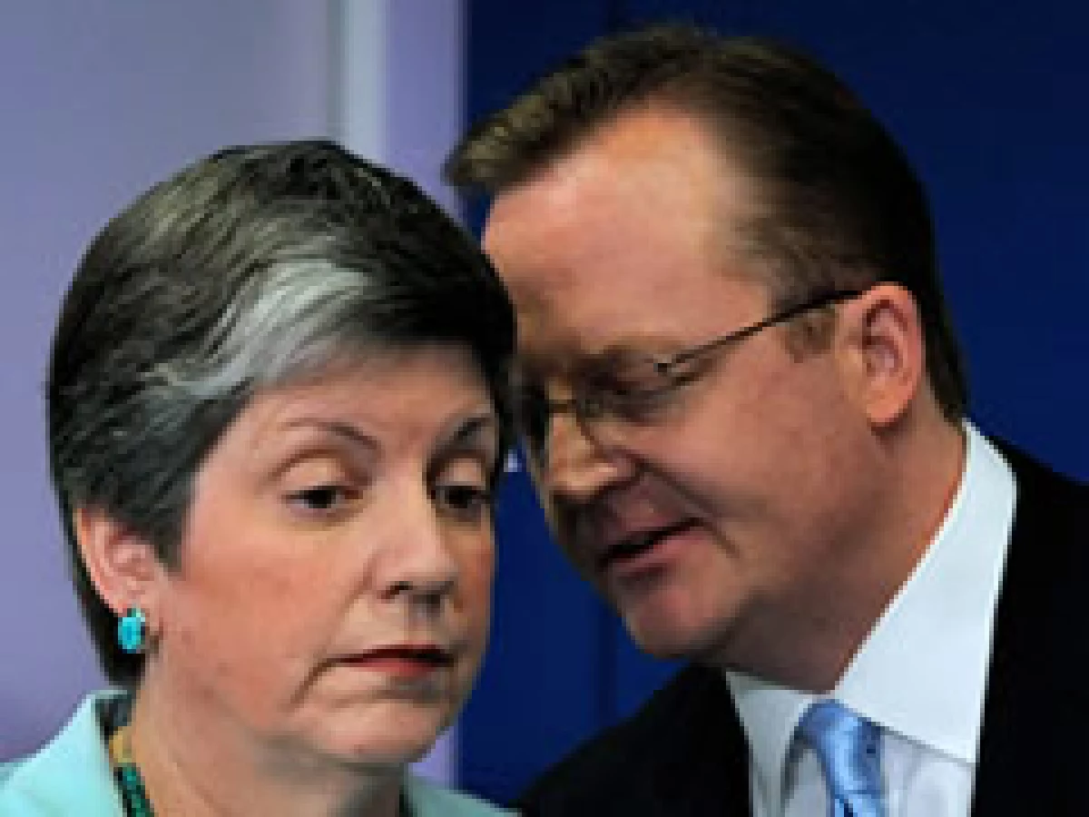 El secretario de prensa de la Casa Blanca conversa con Jane Naplitano, secretaria de Seguridad sobre los planes de emergencia frente a la influenza. (Foto: Reuters)
